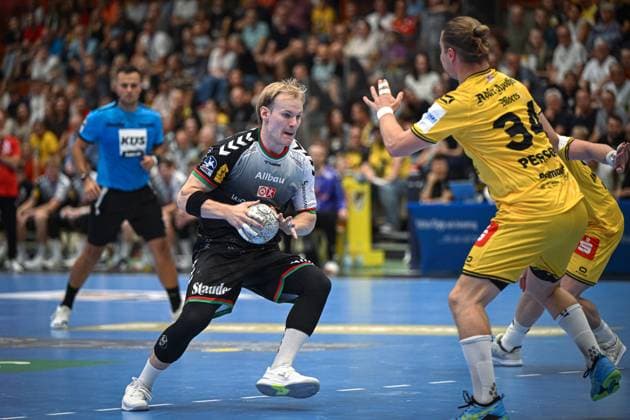 Deutschland, Handball, 2. Bundesliga, 4. Spieltag, 2025 2026, HSG Krefeld Niederrhein vs TuSEM Essen, 20.09.2025, Glockenspitzhalle, Krefeld, Deutschland, Zweikamp zwischen Oskar Kostuj (TuSEM Essen, 55) und Jörn Persson (HSG Krefeld Niederrhein, 34) Copyright: xMarkusxVerwimpx