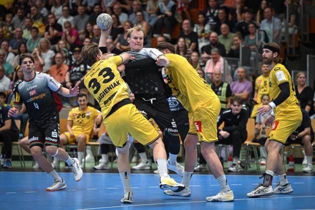 Deutschland, Handball, 2. Bundesliga, 4. Spieltag, 2025 2026, HSG Krefeld Niederrhein vs TuSEM Essen, 20.09.2025, Glockenspitzhalle, Krefeld, Deutschland, Oskar Kostuj (TuSEM Essen, 55) Lars Jagieniak (HSG Krefeld Niederrhein, 33) und Robert Krass (HSG Krefeld Niederrhein, 3) Copyright: xMarkusxVerwimpx