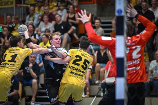 Deutschland, Handball, 2. Bundesliga, 4. Spieltag, 2025 2026, HSG Krefeld Niederrhein vs TuSEM Essen, 20.09.2025, Glockenspitzhalle, Krefeld, Deutschland, Oskar Kostuj (TuSEM Essen, 55) gegen Lucas Schneider (HSG Krefeld Niederrhein, 11) und Niklas Michalski (HSG Krefeld Niederrhein, 25) Copyright: xMarkusxVerwimpx
