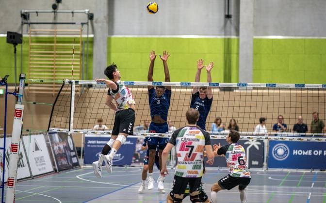 Volleyball, Saison 2025 2026, 2. Bundesliga Nord, 20.09.2025, 02. Spieltag, Herren, TuB Bocholt (blau) vs. TSV Giesen Grizzlys 2 (weiss) v.l.: Linus Herrmann (TSV Giesen Grizzlys II), Rudy Schneider (TuB Bocholt), Phil Hotho (TSV Giesen Grizzlys II, 7), Bohdan Velychko (TuB Bocholt), Alexander Gruene (TSV Giesen Grizzlys II, 6), Bocholt Sporthalle West Nordrhein-Westfalen Deutschland