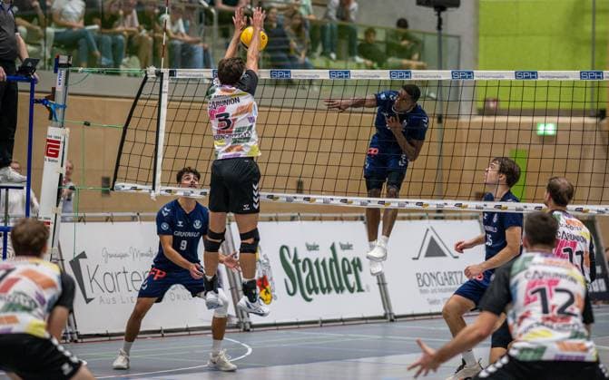 Volleyball, Saison 2025 2026, 2. Bundesliga Nord, 20.09.2025, 02. Spieltag, Herren, TuB Bocholt (blau) vs. TSV Giesen Grizzlys 2 (weiss) v.l.: Lukas Salimi (TuB Bocholt), Marius Appel (TSV Giesen Grizzlys II), Rudy Schneider (TuB Bocholt), Bohdan Velychko (TuB Bocholt), Linus Herrmann (TSV Giesen Grizzlys II), Jannis Schroeter (TSV Giesen Grizzlys II), Bocholt Sporthalle West Nordrhein-Westfalen Deutschland