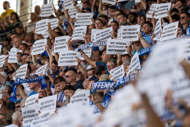 TSG 1899 Hoffenheimf Fans Plakate. Nie Wieder Wittmann in Hoffenheim. GER, TSG 1899 Hoffenheim vs. FC Bayern Muenchen, Fussball, Herren, 1. Bundesliga, 4. Spieltag, Spielzeit 2025 2026, 20.09.2025, DFL DFB REGULATIONS PROHIBIT ANY USE OF PHOTOGRAPHS AS IMAGE SEQUENCES AND OR QUASI-VIDEO, GER, TSG 1899 Hoffenheim vs. FC Bayern Muenchen, Fussball, Herren, 1. Bundesliga, 4. Spieltag, Spielzeit 2025 2026, 20.09.2025 Sinsheim Copyright: xEibner-Pressefoto WolfgangxFrankx EP_WFK