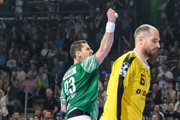 im Bild v.l.: Mijajlo Marsenic (Fuechse Berlin), bejubelt seinen Treffer, Tor, Laszlo Bartucz (MT Melsungen), GER, Berlin, Handball, Fuechse Berlin vs MT Melsungen, DAIKIN Handball-Bundesliga, in der Max Schmeling Halle, 21.09.2025, Copyright: HMBxMedia UwexKoch