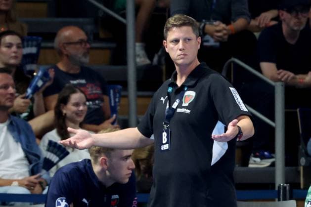 DEU, DHB, 1.HBL, Fuechse Berlin vs. Melsungen, 21.09.2025, Max-Schmeling-Halle, Berlin, DEU, DHB, 1.HBL, Fuechse Berlin vs. Melsungen, im Bild Cheftrainer Nicolej Krickau (Fuechse Berlin), Fuechse-Spielerbank