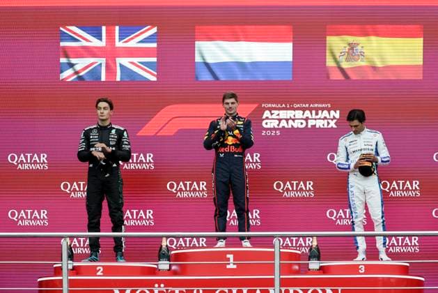 Formula 1 Qatar Airways Azerbaijan Grand Prix 2025 Romain Mathon OVERTAKE MAXPPP - Baku 21 09 2025 Podium top 3 01 VERSTAPPEN Max (nld), Oracle Red Bull Racing, portrait, 55 SAINZ Carlos (esp), Atlassian Williams Racing, portrait, 63 RUSSELL George (gbr), Mercedes AMG Petronas, portrait at the Formula 1 Qatar Airways Azerbaijan Grand Prix 2025, the 17th round of the 2025 FIA Formula 1 World Championship, WM, Weltmeisterschaft at the Baku City Circuit in Baku, Azerbaijan, from 18 to 21 September 2025 Baku Azerbaijan Copyright: xOVERTAKE MAXPPPxRomainxMathonx OVT202509215689 OVT202509215689