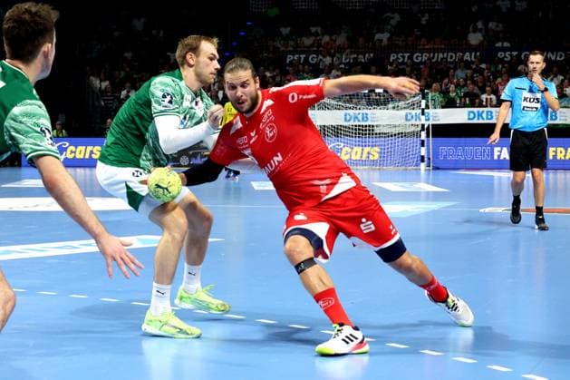 DEU, DHB, 1.HBL, Fuechse Berlin vs. Melsungen, 21.09.2025, Max-Schmeling-Halle, Berlin, DEU, DHB, 1.HBL, Fuechse Berlin vs. Melsungen, im Bild Mathias Gidsel (Fuechse Berlin 19), Olle Forsell Schefvert (MT Melsungen 25)