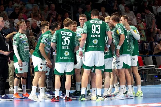 DEU, DHB, 1.HBL, Fuechse Berlin vs. Melsungen, 21.09.2025, Max-Schmeling-Halle, Berlin, DEU, DHB, 1.HBL, Fuechse Berlin vs. Melsungen, im Bild Cheftrainer Nicolej Krickau (Fuechse Berlin), Fuechse-Spielerkreis