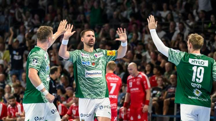 im Bild v.l.: Lasse Andersson (Fuechse Berlin), Fabian Wiede (Fuechse Berlin), Mathias Gidsel (Fuechse Berlin), Tor, Treffer, Jubel, Torjubel, Freude, Begeisterung, feiert, GER, Berlin, Handball, Fuechse Berlin vs MT Melsungen, DAIKIN Handball-Bundesliga, in der Max Schmeling Halle, 21.09.2025, Copyright: HMBxMedia UwexKoch