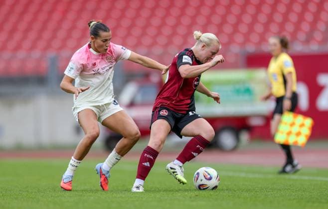 DEU, Nürnberg, FC Nürnberg vs Bayer Leverkusen, Google Pixel Bundesliga, DFB, Saison 2526, Max-Morlock-Stadion, 3. Spieltag, im Bild v.l.n.r: Carlotta Wamser (Bayer Leverkusen 37), Aleigh Gambone (Nürnberg 16) DFB DFL REGULATIONS PROHIBIT ANY USE OF PHOTOGRAPHS AS IMAGE SEQUENCES AND OR QUASI-VIDEO, 21.09.2025, Copyright: HMBxMedia HendrikxHamelau