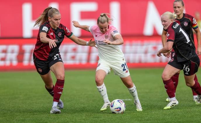 DEU, Nürnberg, FC Nürnberg vs Bayer Leverkusen, Google Pixel Bundesliga, DFB, Saison 2526, Max-Morlock-Stadion, 3. Spieltag, im Bild v.l.n.r: Zweikampf und Chance, Beatrix FördÅ‘s (Nürnberg 27), Vanessa Fudalla (Bayer Leverkusen 21) DFB DFL REGULATIONS PROHIBIT ANY USE OF PHOTOGRAPHS AS IMAGE SEQUENCES AND OR QUASI-VIDEO, 21.09.2025, Copyright: HMBxMedia HendrikxHamelau