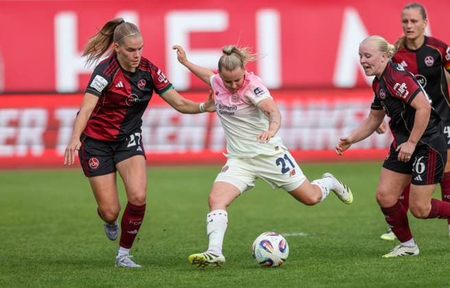 DEU, Nürnberg, FC Nürnberg vs Bayer Leverkusen, Google Pixel Bundesliga, DFB, Saison 2526, Max-Morlock-Stadion, 3. Spieltag, im Bild v.l.n.r: Zweikampf und Chance, Beatrix FördÅ‘s (Nürnberg 27), Vanessa Fudalla (Bayer Leverkusen 21) DFB DFL REGULATIONS PROHIBIT ANY USE OF PHOTOGRAPHS AS IMAGE SEQUENCES AND OR QUASI-VIDEO, 21.09.2025, Copyright: HMBxMedia HendrikxHamelau