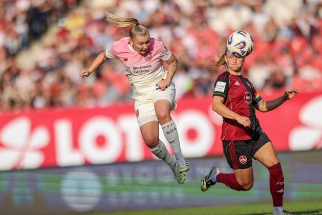 DEU, Nürnberg, FC Nürnberg vs Bayer Leverkusen, Google Pixel Bundesliga, DFB, Saison 2526, Max-Morlock-Stadion, 3. Spieltag, im Bild: KOpfballchance für Vanessa Fudalla (Bayer Leverkusen 21), Luisa Guttenberger (Nürnberg 4) DFB DFL REGULATIONS PROHIBIT ANY USE OF PHOTOGRAPHS AS IMAGE SEQUENCES AND OR QUASI-VIDEO, 21.09.2025, Copyright: HMBxMedia HendrikxHamelau