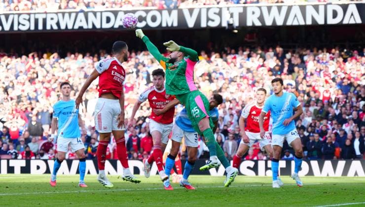Manchester City goalkeeper Gianluigi Donnarumma punches clear Arsenal v Manchester City, Premier League, Football, Emirates Stadium, London, UK - 21 Sep 2025London Emirates Stadium United Kingdom EDITORIAL USE ONLY No use with unauthorised audio, video, data, fixture lists, club league logos or live services. Online in-match use limited to 120 images, no video emulation. No use in betting, games or single club league player publications. Copyright: xJavierxGarcia Shutterstockx 15487130m