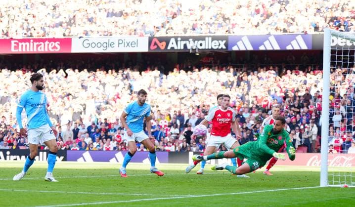 Manchester City goalkeeper Gianluigi Donnarumma saves at his near post Arsenal v Manchester City, Premier League, Football, Emirates Stadium, London, UK - 21 Sep 2025London Emirates Stadium United Kingdom EDITORIAL USE ONLY No use with unauthorised audio, video, data, fixture lists, club league logos or live services. Online in-match use limited to 120 images, no video emulation. No use in betting, games or single club league player publications. Copyright: xJavierxGarcia Shutterstockx 15487130n
