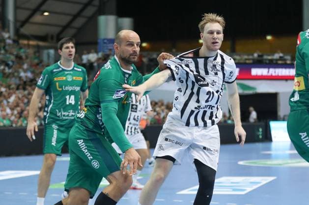21.09.2025, xtgx, Handball - Daikin HBL, SC DHfK Leipzig - THW Kiel emspor, v.l. Thomas Oehlrich (Leipzig, 10), Eric Johansson (Kiel, 21) Zweikampf, Duell, Kampf, tackle Leipzig