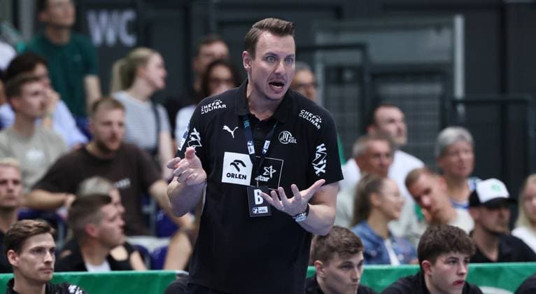 Leipzig, 21.09.2025, Arena Leipzig, Handball, Bundesliga, 5.Spieltag , SC DHfK Leipzig vs. THW Kiel , Im Bild; Trainer Filip Jicha, THW Kiel. , Nur zur redaktionellen Nutzung. Only editorial use. , DHB HBL regulations prohibit any use of photographs as image sequences and or quasi-video. ,