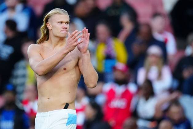 Erling Haland of Manchester City applauds the fans at full time Arsenal v Manchester City, Premier League, Football, Emirates Stadium, London, UK - 21 Sep 2025London Emirates Stadium United Kingdom EDITORIAL USE ONLY No use with unauthorised audio, video, data, fixture lists, club league logos or live services. Online in-match use limited to 120 images, no video emulation. No use in betting, games or single club league player publications. Copyright: xJavierxGarcia Shutterstockx 15487130bs