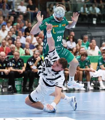 Leipzig, 21.09.2025, Arena Leipzig, Handball, Bundesliga, 5.Spieltag , SC DHfK Leipzig vs. THW Kiel , Im Bild von vorn; Lukas Laube ( 20, Kiel), William Bogojevic (20, Leipzig). , Nur zur redaktionellen Nutzung. Only editorial use. , DHB HBL regulations prohibit any use of photographs as image sequences and or quasi-video. ,