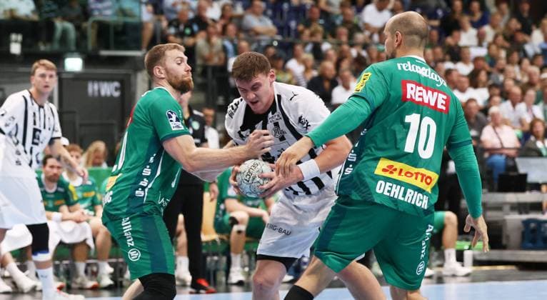 Leipzig, 21.09.2025, Arena Leipzig, Handball, Bundesliga, 5.Spieltag , SC DHfK Leipzig vs. THW Kiel , Im Bild von links; William Bogojevic (20, Leipzig), Lukas Laube ( 20, Kiel), Thomas Oehlich ( 10, DHfK). , Nur zur redaktionellen Nutzung. Only editorial use. , DHB HBL regulations prohibit any use of photographs as image sequences and or quasi-video. ,