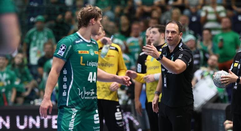 Leipzig, 21.09.2025, Arena Leipzig, Handball, Bundesliga, 5.Spieltag , SC DHfK Leipzig vs. THW Kiel , Im Bild von links; Blaer Hinriksson (44, Leipzig), Trainer Raul Alonso, DHfK Leipzig. , Nur zur redaktionellen Nutzung. Only editorial use. , DHB HBL regulations prohibit any use of photographs as image sequences and or quasi-video. ,