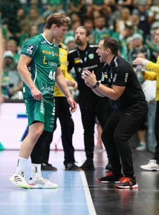 Leipzig, 21.09.2025, Arena Leipzig, Handball, Bundesliga, 5.Spieltag , SC DHfK Leipzig vs. THW Kiel , Im Bild von links; Blaer Hinriksson (44, Leipzig), Trainer Raul Alonso, DHfK Leipzig. , Nur zur redaktionellen Nutzung. Only editorial use. , DHB HBL regulations prohibit any use of photographs as image sequences and or quasi-video. ,