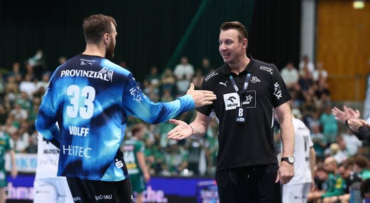 Leipzig, 21.09.2025, Arena Leipzig, Handball, Bundesliga, 5.Spieltag , SC DHfK Leipzig vs. THW Kiel , Im Bild von links; Torhüter Andreas Wolff ( 33, Kiel), Trainer Filip Jicha, THW Kiel. , Nur zur redaktionellen Nutzung. Only editorial use. , DHB HBL regulations prohibit any use of photographs as image sequences and or quasi-video. ,