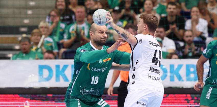 Leipzig, 21.09.2025, Arena Leipzig, Handball, Bundesliga, 5.Spieltag , SC DHfK Leipzig vs. THW Kiel , Im Bild von links; Thomas Oehlich ( 10, DHfK), Emil Madsen ( 45, Kiel). , Nur zur redaktionellen Nutzung. Only editorial use. , DHB HBL regulations prohibit any use of photographs as image sequences and or quasi-video. ,