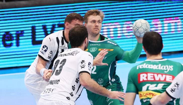 Leipzig, 21.09.2025, Arena Leipzig, Handball, Bundesliga, 5.Spieltag , SC DHfK Leipzig vs. THW Kiel , Im Bild von links; Lukas Laube ( 20, Kiel), Veron Nacinovic ( 93, Kiel), Franz Semper (32, Leipzig). , Nur zur redaktionellen Nutzung. Only editorial use. , DHB HBL regulations prohibit any use of photographs as image sequences and or quasi-video. ,