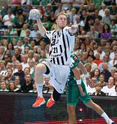 Leipzig, 21.09.2025, Arena Leipzig, Handball, Bundesliga, 5.Spieltag , SC DHfK Leipzig vs. THW Kiel , Im Bild von vorn; Eric Johansson ( 21, Kiel), Lucas Krzikalla (8, Leipzig). , Nur zur redaktionellen Nutzung. Only editorial use. , DHB HBL regulations prohibit any use of photographs as image sequences and or quasi-video. ,