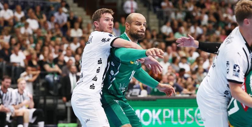 Leipzig, 21.09.2025, Arena Leipzig, Handball, Bundesliga, 5.Spieltag , SC DHfK Leipzig vs. THW Kiel , Im Bild von links; Lukas Laube ( 20, Kiel), Thomas Oehlich ( 10, DHfK). , Nur zur redaktionellen Nutzung. Only editorial use. , DHB HBL regulations prohibit any use of photographs as image sequences and or quasi-video. ,