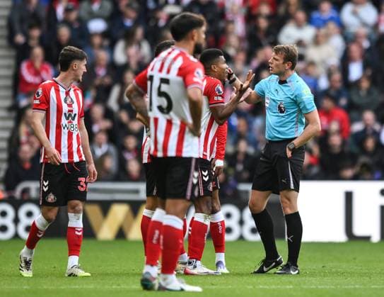 Reinildo Mandava of Sunderland is sent off after a being shown a straight red card by referee Samuel Barrott Sunderland v Aston Villa, Premier League, Football, Stadium of Light, Sunderland, UK - 21 Sep 2025Sunderland Stadium of Light United Kingdom EDITORIAL USE ONLY No use with unauthorised audio, video, data, fixture lists, club league logos or live services. Online in-match use limited to 120 images, no video emulation. No use in betting, games or single club league player publications. Copyright: xRichardxLee Shutterstockx 15487113cq