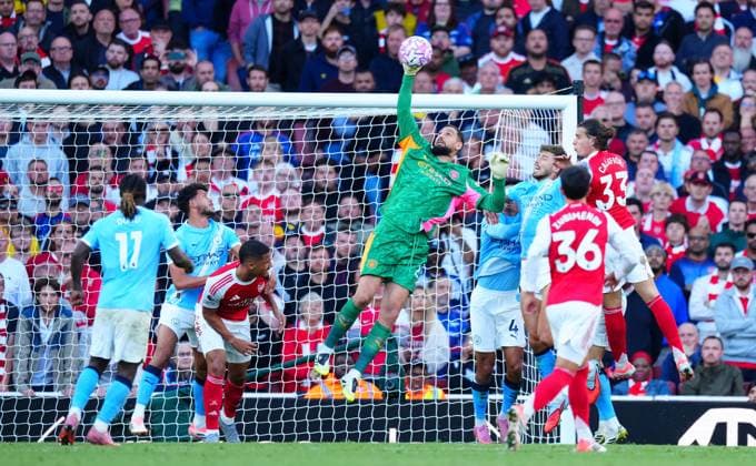Manchester City goalkeeper Gianluigi Donnarumma Arsenal v Manchester City, Premier League, Football, Emirates Stadium, London, UK - 21 Sep 2025London Emirates Stadium United Kingdom EDITORIAL USE ONLY No use with unauthorised audio, video, data, fixture lists, club league logos or live services. Online in-match use limited to 120 images, no video emulation. No use in betting, games or single club league player publications. Copyright: xJavierxGarcia Shutterstockx 15487130fe