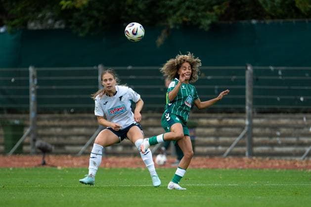 Jamilla Rankin (TSG Hoffenheim, 05) im Zweikampf mit Amira Arfaoui (Werder Bremen, 08), GER, SV Werder Bremen vs TSG 1899 Hoffenheim, Fussball Google Pixel Frauen Bundesliga, 3. Spieltag, Saison 2025 2026, 21.09.2025 DFB regulations prohibit any use of photographs as image sequences and or quasi-video GER, SV Werder Bremen vs TSG 1899 Hoffenheim, Fussball Google Pixel Frauen Bundesliga, 3. Spieltag, Saison 2025 2026, 21.09.2025 Bremen Copyright: xEibner-Pressefoto Memmlerx EP_MMR