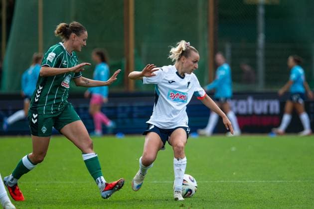 Vanessa Diehm (TSG Hoffenheim, 06) im Zweikampf mit Verena Wieder (Werder Bremen, 31), GER, SV Werder Bremen vs TSG 1899 Hoffenheim, Fussball Google Pixel Frauen Bundesliga, 3. Spieltag, Saison 2025 2026, 21.09.2025 DFB regulations prohibit any use of photographs as image sequences and or quasi-video GER, SV Werder Bremen vs TSG 1899 Hoffenheim, Fussball Google Pixel Frauen Bundesliga, 3. Spieltag, Saison 2025 2026, 21.09.2025 Bremen Copyright: xEibner-Pressefoto Memmlerx EP_MMR