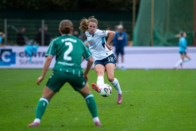 Valesca Ampoorter (TSG Hoffenheim, 18) am Ball, davor Chiara d Angelo (Werder Bremen, 02), GER, SV Werder Bremen vs TSG 1899 Hoffenheim, Fussball Google Pixel Frauen Bundesliga, 3. Spieltag, Saison 2025 2026, 21.09.2025 DFB regulations prohibit any use of photographs as image sequences and or quasi-video GER, SV Werder Bremen vs TSG 1899 Hoffenheim, Fussball Google Pixel Frauen Bundesliga, 3. Spieltag, Saison 2025 2026, 21.09.2025 Bremen Copyright: xEibner-Pressefoto Memmlerx EP_MMR