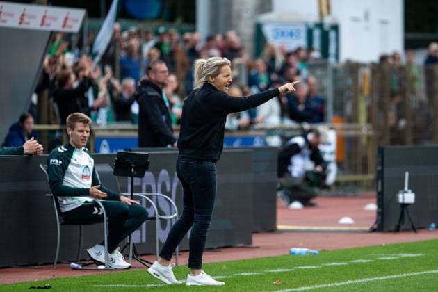 Friederike Fritzy Kromp (Werder Bremen, Trainerin) gestikuliert, GER, SV Werder Bremen vs TSG 1899 Hoffenheim, Fussball Google Pixel Frauen Bundesliga, 3. Spieltag, Saison 2025 2026, 21.09.2025 DFB regulations prohibit any use of photographs as image sequences and or quasi-video GER, SV Werder Bremen vs TSG 1899 Hoffenheim, Fussball Google Pixel Frauen Bundesliga, 3. Spieltag, Saison 2025 2026, 21.09.2025 Bremen Copyright: xEibner-Pressefoto Memmlerx EP_MMR