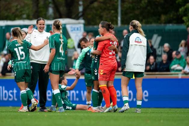 Michelle Weiß (Werder Bremen, 15), Kaylie Ronan (Werder Bremen, 04), Mariella el Sherif (Werder Bremen, 39) und Team jubeln ueber den Sieg, GER, SV Werder Bremen vs TSG 1899 Hoffenheim, Fussball Google Pixel Frauen Bundesliga, 3. Spieltag, Saison 2025 2026, 21.09.2025 DFB regulations prohibit any use of photographs as image sequences and or quasi-video GER, SV Werder Bremen vs TSG 1899 Hoffenheim, Fussball Google Pixel Frauen Bundesliga, 3. Spieltag, Saison 2025 2026, 21.09.2025 Bremen Copyright: xEibner-Pressefoto Memmlerx EP_MMR