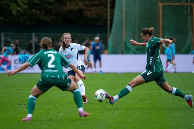 Valesca Ampoorter (TSG Hoffenheim, 18) am Ball, davor Chiara d Angelo (Werder Bremen, 02), GER, SV Werder Bremen vs TSG 1899 Hoffenheim, Fussball Google Pixel Frauen Bundesliga, 3. Spieltag, Saison 2025 2026, 21.09.2025 DFB regulations prohibit any use of photographs as image sequences and or quasi-video GER, SV Werder Bremen vs TSG 1899 Hoffenheim, Fussball Google Pixel Frauen Bundesliga, 3. Spieltag, Saison 2025 2026, 21.09.2025 Bremen Copyright: xEibner-Pressefoto Memmlerx EP_MMR