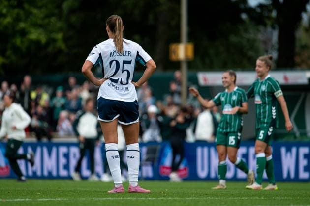 Melissa Koessler (TSG Hoffenheim, 25) ist enttauescht ueber die Niederlage, dahinter Jubel der Spielerinnen von Bremen, GER, SV Werder Bremen vs TSG 1899 Hoffenheim, Fussball Google Pixel Frauen Bundesliga, 3. Spieltag, Saison 2025 2026, 21.09.2025 DFB regulations prohibit any use of photographs as image sequences and or quasi-video GER, SV Werder Bremen vs TSG 1899 Hoffenheim, Fussball Google Pixel Frauen Bundesliga, 3. Spieltag, Saison 2025 2026, 21.09.2025 Bremen Copyright: xEibner-Pressefoto Memmlerx EP_MMR