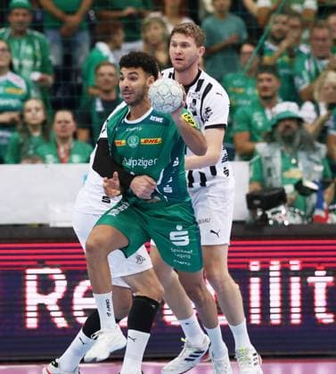 Leipzig, 21.09.2025, Arena Leipzig, Handball, Bundesliga, 5.Spieltag , SC DHfK Leipzig vs. THW Kiel 18:23 (34:41) , Im Bild von vorn; Ahmed Khairi (17, Leipzig), Magnus Landin ( 7, Kiel). , Nur zur redaktionellen Nutzung. Only editorial use. , DHB HBL regulations prohibit any use of photographs as image sequences and or quasi-video. ,
