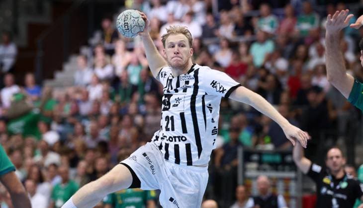 Leipzig, 21.09.2025, Arena Leipzig, Handball, Bundesliga, 5.Spieltag , SC DHfK Leipzig vs. THW Kiel 18:23 (34:41) , Im Bild von vorn; Eric Johansson ( 21, Kiel). , Nur zur redaktionellen Nutzung. Only editorial use. , DHB HBL regulations prohibit any use of photographs as image sequences and or quasi-video. ,