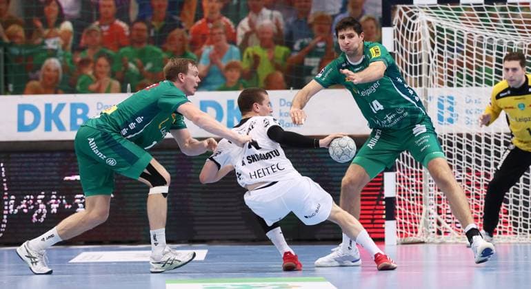 Leipzig, 21.09.2025, Arena Leipzig, Handball, Bundesliga, 5.Spieltag , SC DHfK Leipzig vs. THW Kiel , Im Bild von links; Adam Lönn Loenn (15, Leipzig), Elias Ellefsen ‡ Skipagötu Skipagoetu ( 71, Kiel), Blaer Hinriksson (44, Leipzig). , , Nur zur redaktionellen Nutzung. Only editorial use. , DHB HBL regulations prohibit any use of photographs as image sequences and or quasi-video. ,