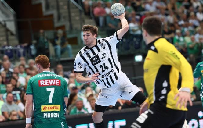 Leipzig, 21.09.2025, Arena Leipzig, Handball, Bundesliga, 5.Spieltag , SC DHfK Leipzig vs. THW Kiel 18:23 (34:41) , Im Bild; Lukas Zerbe ( 24, Kiel) , Nur zur redaktionellen Nutzung. Only editorial use. , DHB HBL regulations prohibit any use of photographs as image sequences and or quasi-video. ,