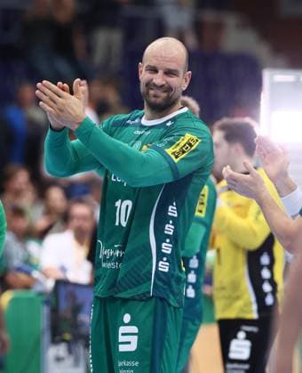 Leipzig, 21.09.2025, Arena Leipzig, Handball, Bundesliga, 5.Spieltag , SC DHfK Leipzig vs. THW Kiel 18:23 (34:41) , Im Bild; Leipzig nach dem Spiel. Thomas Oehlich ( 10, DHfK). , Nur zur redaktionellen Nutzung. Only editorial use. , DHB HBL regulations prohibit any use of photographs as image sequences and or quasi-video. ,