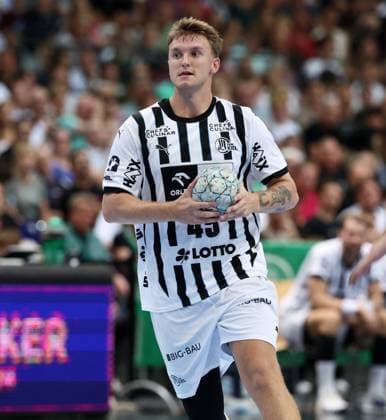 Leipzig, 21.09.2025, Arena Leipzig, Handball, Bundesliga, 5.Spieltag , SC DHfK Leipzig vs. THW Kiel 18:23 (34:41) , Im Bild; Emil Madsen ( 45, Kiel). , Nur zur redaktionellen Nutzung. Only editorial use. , DHB HBL regulations prohibit any use of photographs as image sequences and or quasi-video. ,