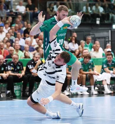 Leipzig, 21.09.2025, Arena Leipzig, Handball, Bundesliga, 5.Spieltag , SC DHfK Leipzig vs. THW Kiel 18:23 (34:41) , Im Bild von vorn; Lukas Laube ( 20, Kiel), William Bogojevic (20, Leipzig). , Nur zur redaktionellen Nutzung. Only editorial use. , DHB HBL regulations prohibit any use of photographs as image sequences and or quasi-video. ,
