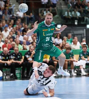 Leipzig, 21.09.2025, Arena Leipzig, Handball, Bundesliga, 5.Spieltag , SC DHfK Leipzig vs. THW Kiel 18:23 (34:41) , Im Bild von vorn; Lukas Laube ( 20, Kiel), William Bogojevic (20, Leipzig). , Nur zur redaktionellen Nutzung. Only editorial use. , DHB HBL regulations prohibit any use of photographs as image sequences and or quasi-video. ,