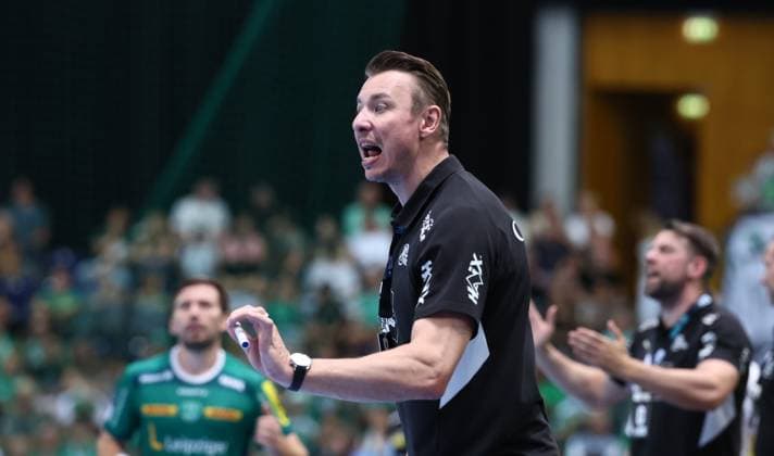 Leipzig, 21.09.2025, Arena Leipzig, Handball, Bundesliga, 5.Spieltag , SC DHfK Leipzig vs. THW Kiel 18:23 (34:41) , Im Bild; Trainer Filip Jicha, THW Kiel , Nur zur redaktionellen Nutzung. Only editorial use. , DHB HBL regulations prohibit any use of photographs as image sequences and or quasi-video. ,