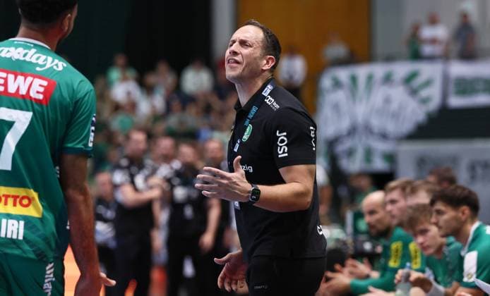 Leipzig, 21.09.2025, Arena Leipzig, Handball, Bundesliga, 5.Spieltag , SC DHfK Leipzig vs. THW Kiel 18:23 (34:41) , Im Bild; Trainer Filip Jicha, THW Kiel , Nur zur redaktionellen Nutzung. Only editorial use. , DHB HBL regulations prohibit any use of photographs as image sequences and or quasi-video. ,