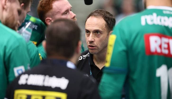 Leipzig, 21.09.2025, Arena Leipzig, Handball, Bundesliga, 5.Spieltag , SC DHfK Leipzig vs. THW Kiel 18:23 (34:41) , Im Bild; Trainer Filip Jicha, THW Kiel , Nur zur redaktionellen Nutzung. Only editorial use. , DHB HBL regulations prohibit any use of photographs as image sequences and or quasi-video. ,